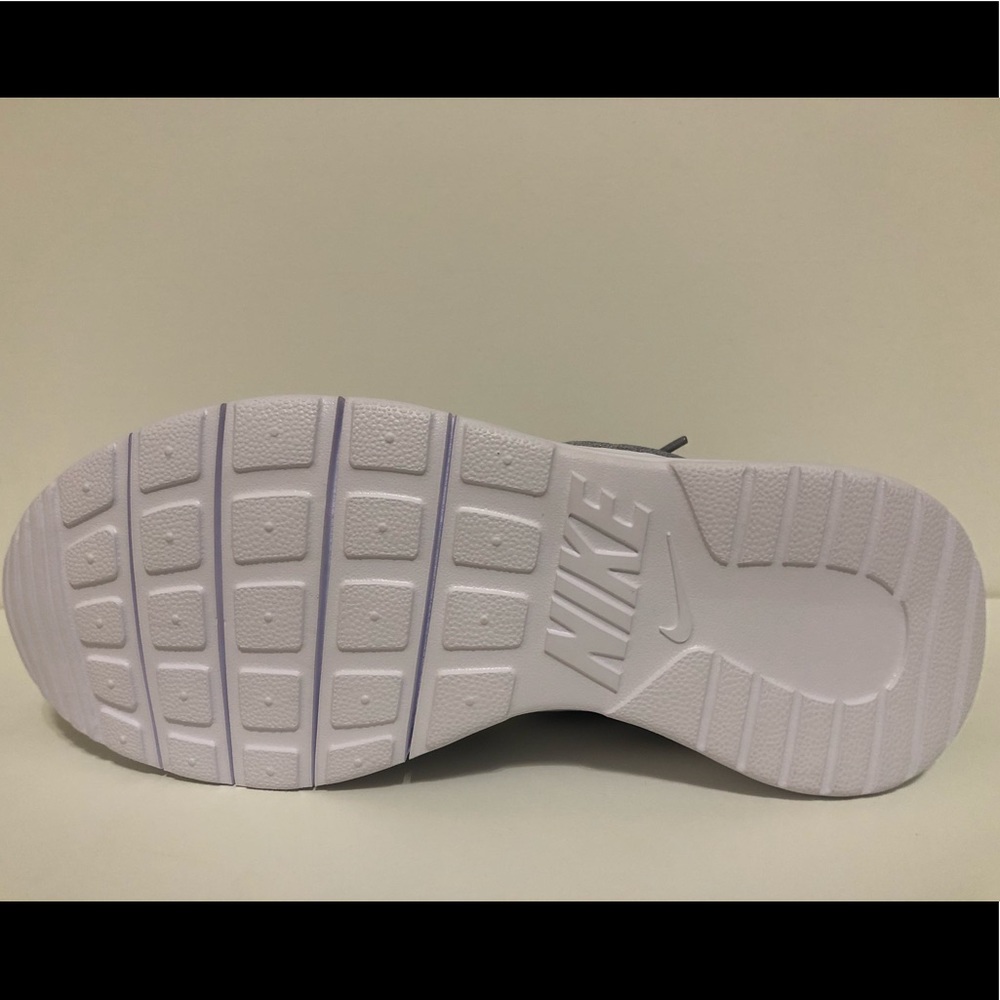 Girl’s Nike running shoes - Picture 3 of 6